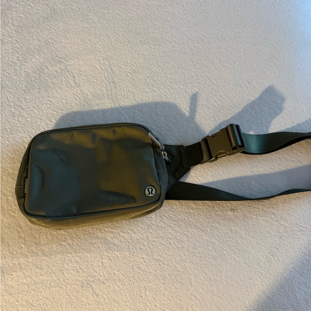 lululemon everywhere beltbag large 2L sage green